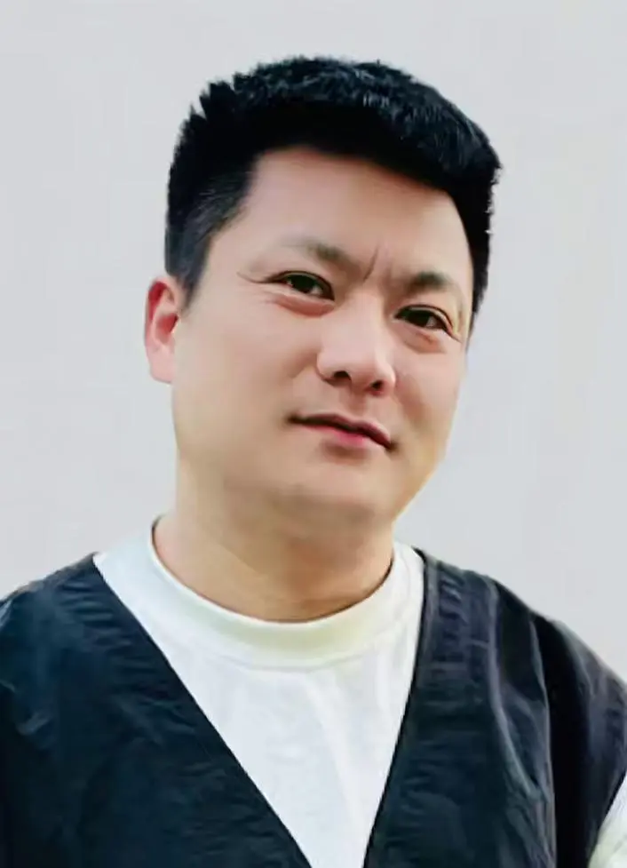 丁少龙，高级影视古妆造型导师