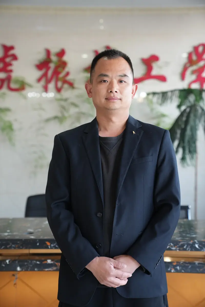 赵秉富，数控专业主任